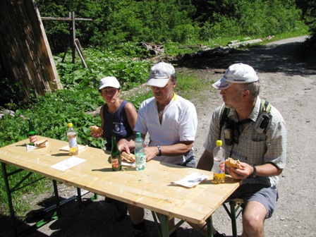 Leberkäsesemmeln und Getränke werden als Stärkung verabreicht