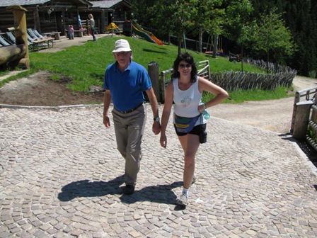Vater und Tochter im Gleichschritt zur Sonnenalm