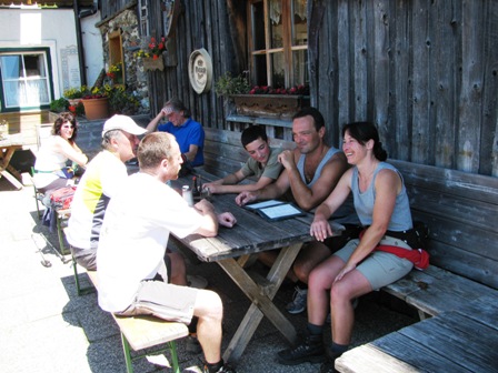 Marathonfreunde in gemütlicher Runde auf der Sonnenalm