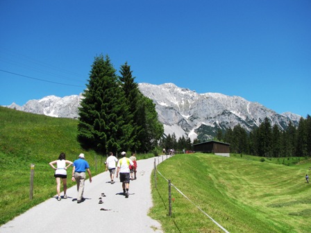 Die Gruppe mit dem herrlichen Blick auf den Dachstein