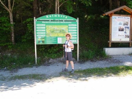 Monika vor den Hinweistafeln am Kulmberg