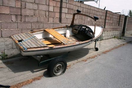 Hoffentlich ist da Boot nicht so löchrig wie der Reifen