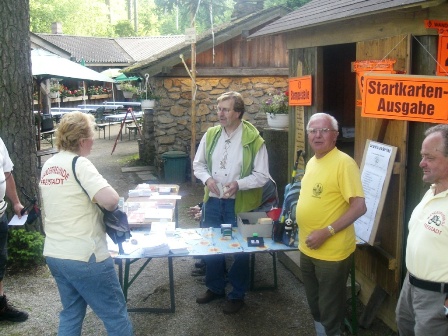 Wanderkollegen aus Freistadt und Allentsteig beim Start bei Obmann Tröstl