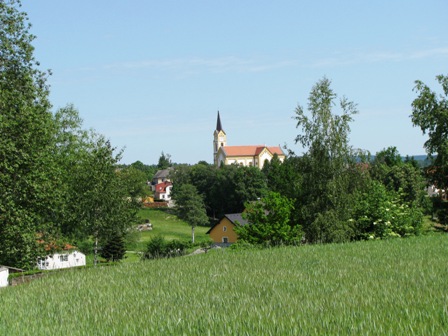 Blick zur Kirche von Kurzschwarza