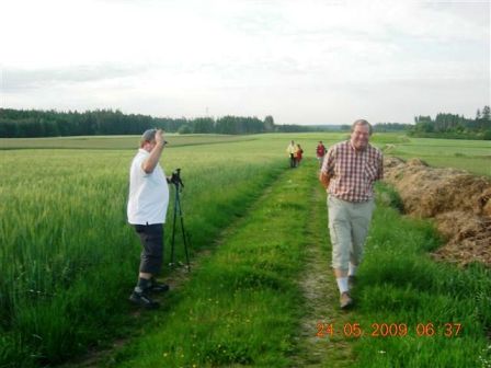 Wanderer auf den schönen Feldwegen um Kurzschwarza