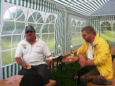 Sepp und Toni haben wohl zu Hause noch kein Frühstück bekommen und holen es hier nach