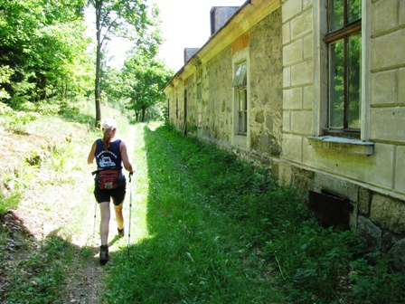 Karin zischt an der 'Anderlfabrik' vorbei