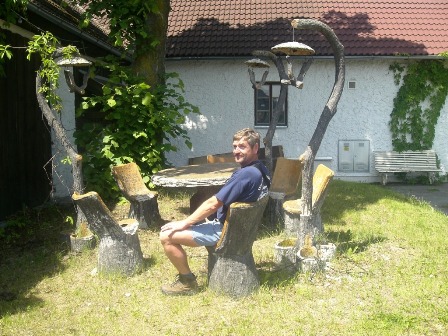 Obmann Gerhard Hold hat sichs auf einer Natur-Sitzecke gemütlich gemacht