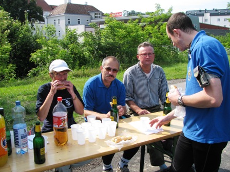 ...auch Karin sowie Walter, Philipp und Harald stärken sich zur Halbzeit