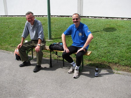 Harald und Walter warten an der 4. K+L nach 30 km auf die Wanderfreunde Rappottenstein