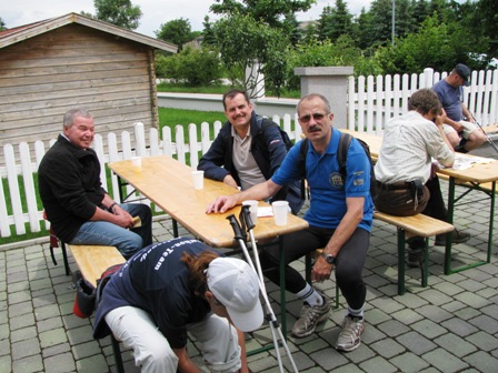Eine kurze Rast nach 38,5 km - Plauderei mit Niki Haasz von den Wanderfalken Wien 10