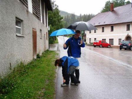 Das Schuhband ist locker und Helmi hält seinem Zirberl den Schirm