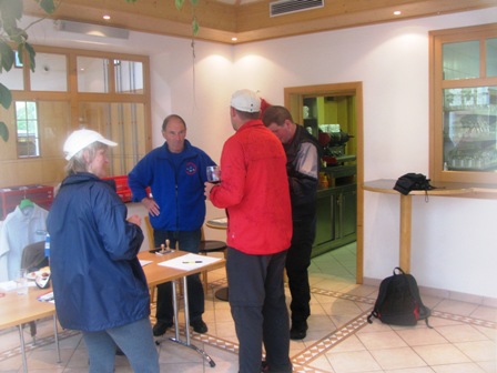 ...betreuen die durchnäßten Wanderer und sorgen für gute Stimmung