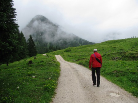 Christian Laczkovits am Weg mit Blick zum Steileck
