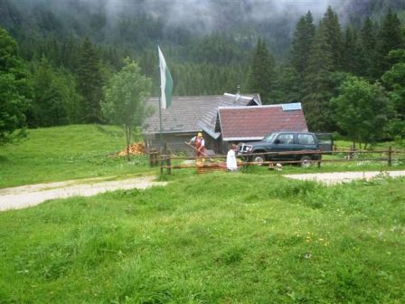 Almarbeiten vor der Jonsleitner-Hütte