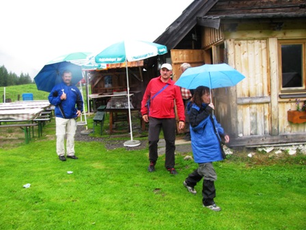 Manfred, Christian und Karin beim Verlassen der Hechl-Hütte - es hat wieder zu tröpfeln begonnen