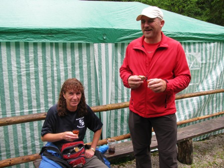 Strahlende Gesichter bei kleinen Behältnissen mit braunroter Flüssigkeit - was das wohl ist?