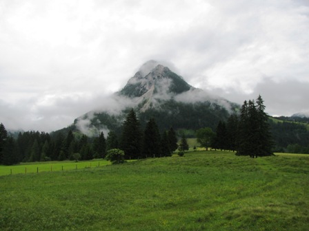 Der Gwendling immer noch von Nebelfetzen umgeben