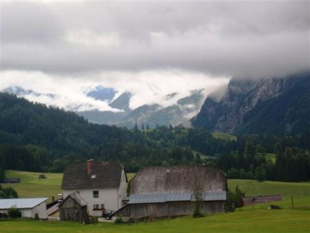 Im Tal kämpft sich aber bereits die Sonne durch