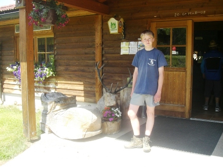 Gerhard Hold jun. beim Eingang zur Hirschalm