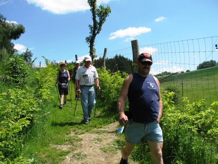 Mit 'Riesenschritten' führt Quaxi die Wanderfreunde an