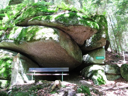 Herrlicher Rastplatz unter einem Felsen