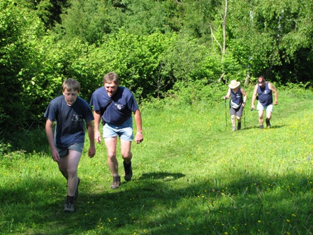 Die Körperhaltung der Wanderfreunde nähert sich dem 'Allrad'