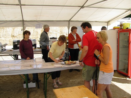 Die Mitarbeiter bemühen sich um die Stärkung der Wanderer
