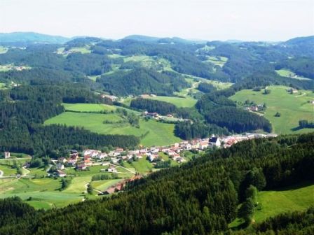 Blick auf Königswiesen vom Gipfelkreuz aus