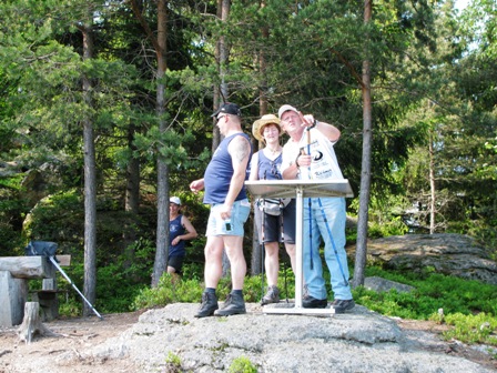 Fritz Rauch erklärt Monika und Manfred die umliegenden Orte