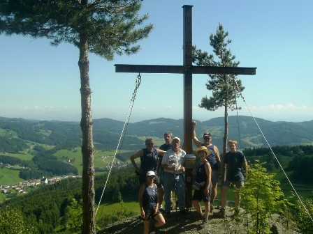 Und natürlich noch ein Gruppenfoto der Wanderfreunde Rappottenstein beim Gipfelkreuz