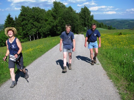 Monika und die Gerhards in der Nachmittagssonne immer noch flott unterwegs