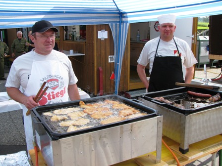 Schnitzel, Kotelettes und Käsekrainer werden gebruzzelt