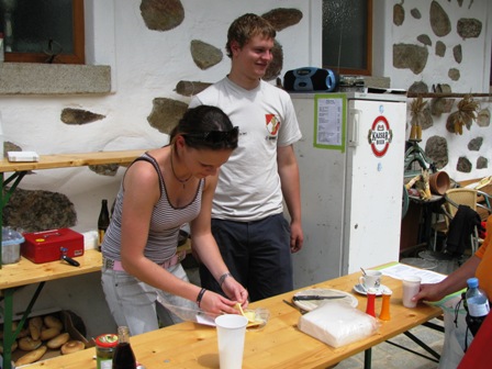 Die beiden jungen und sehr netten Mitarbeiter 'schupfen' den Laden