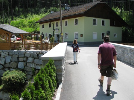 Über die Brücke gehts am Gasthaus vorbei