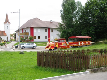 Kirche und Bahn auf Rädern