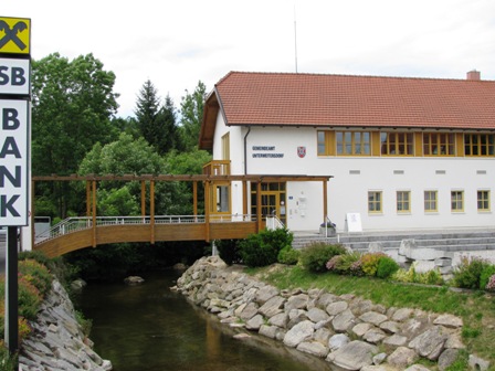 Das Rathaus von Unterweitersdorf mit dem Zugang über eine Brücke