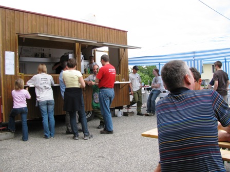 Reger Betrieb herrscht noch immer im Zielbereich - und dies trotz unserer späten Rückkehr, denn wir haben diese Wanderung voll ausgekostet