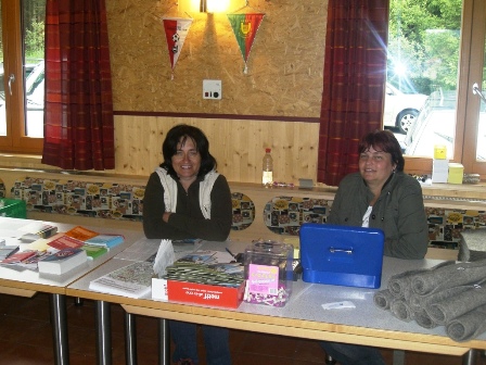 Die netten Mitarbeiterinnen bei den Startformalitäten