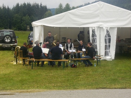 ...und die Blaskapelle spielt dazu
