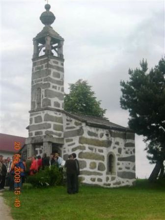 Eine Reisegruppe aus Molln besichtigt die Kapelle