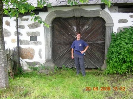 Monika vor dem Bauernhof der künstlerisch begabten Hoisn-Brüder, der zur Zeit der Kulturlady Barbara Rhett gehört