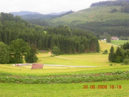 Wanderer in der Hügellandschaft