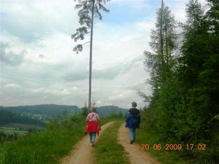 Hedi und Maria genießen den Weg...