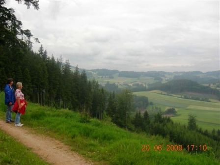 Die Wanderfreundinnen am Rabenberg mit dem Blick ins Tal