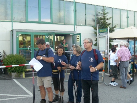 Die Wandergruppe 'Ost' der Wanderfreunde Rappottenstein am Start vor der Ötscherland-Halle
