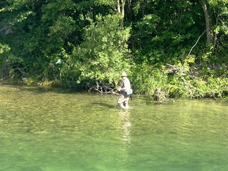 Das Wasser steht ihm bis zum ...Knie!