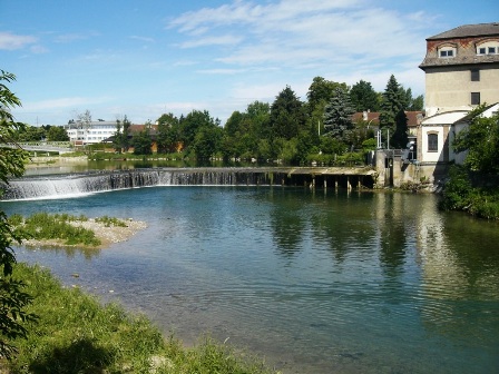 Blick über eine Wehr der Erlauf im Bereich des Messesgeländes