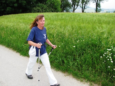 Karin spürt schon die nahende Labestelle, denn die Schritte werden länger