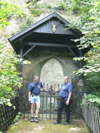 Obmann Gerhard Hold und Obmann-Stellvertreter Manfred Raffetzeder bei der Hubertuskapelle